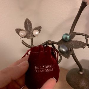 Set of two Pearl stud earrings